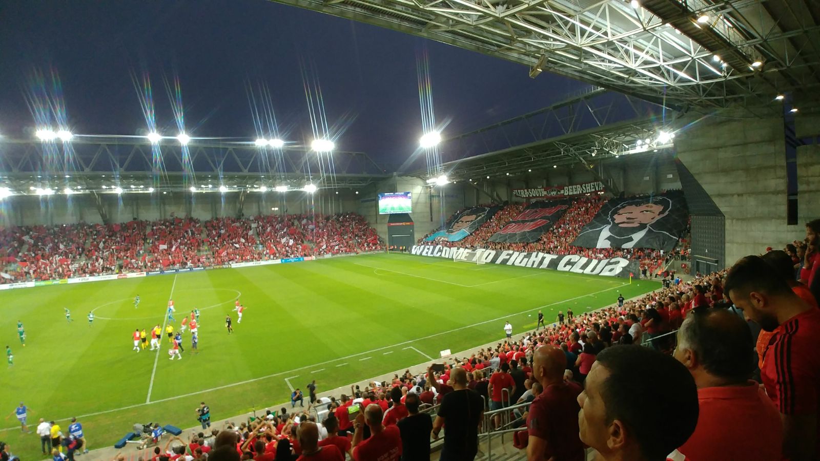 תפוארה ביציע הדרומי. קהל ססגוני ורעשני